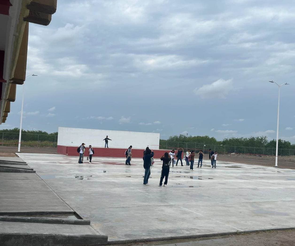Estudiantes necesitan una techumbre urgente
