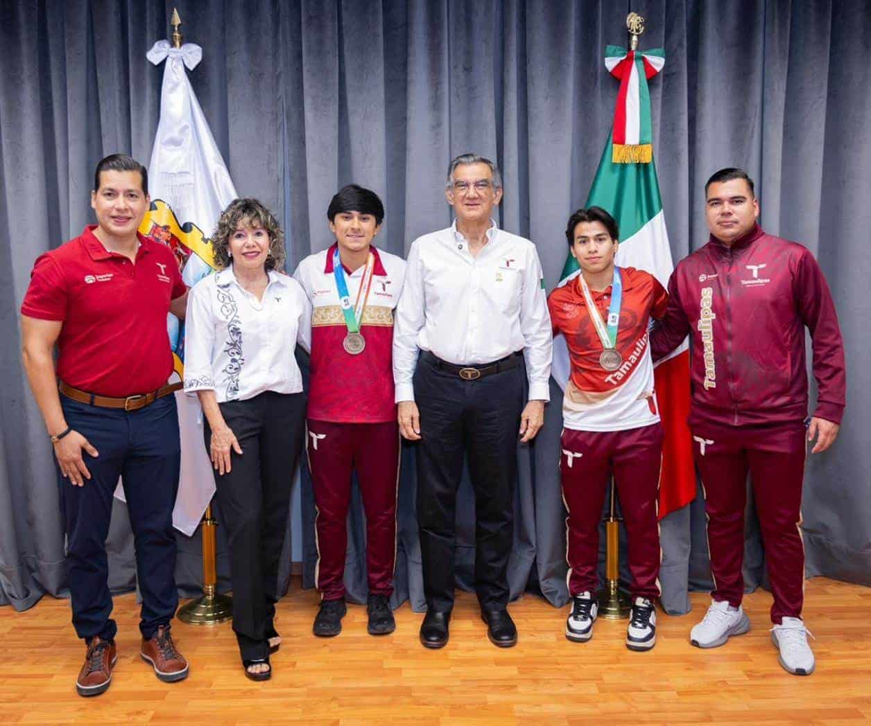 Recibe gobernador a históricos campeones