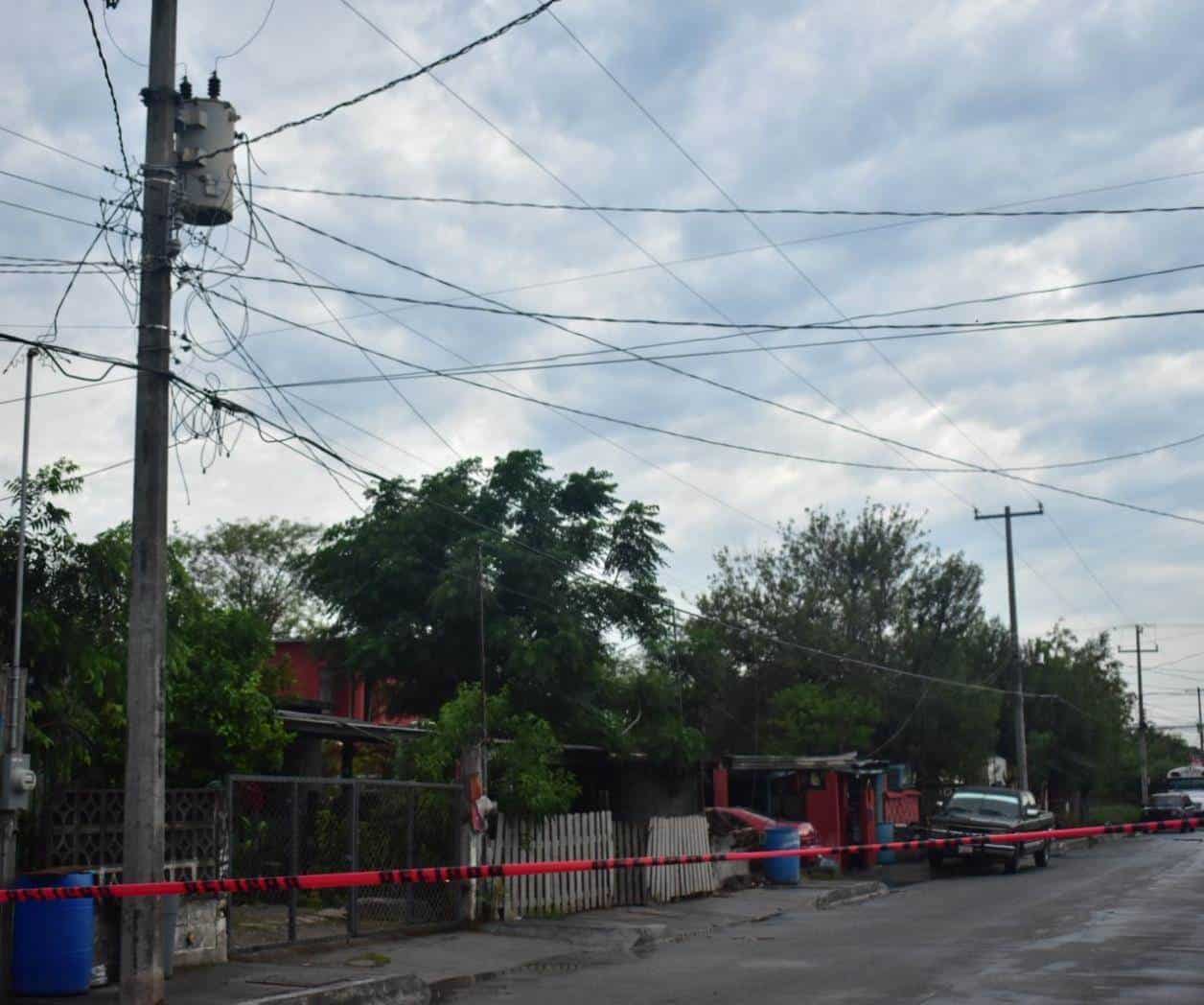 Caída de cables deja sin energía a decenas de familias
