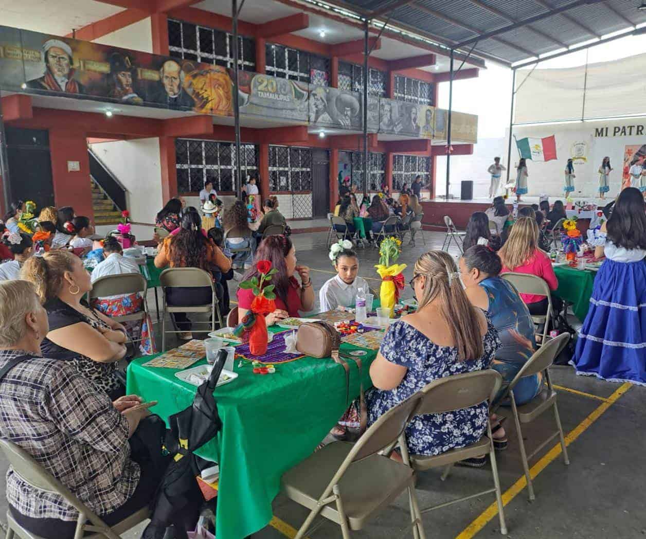 Festejan Día de la Madre en primaria Lauro Aguirre
