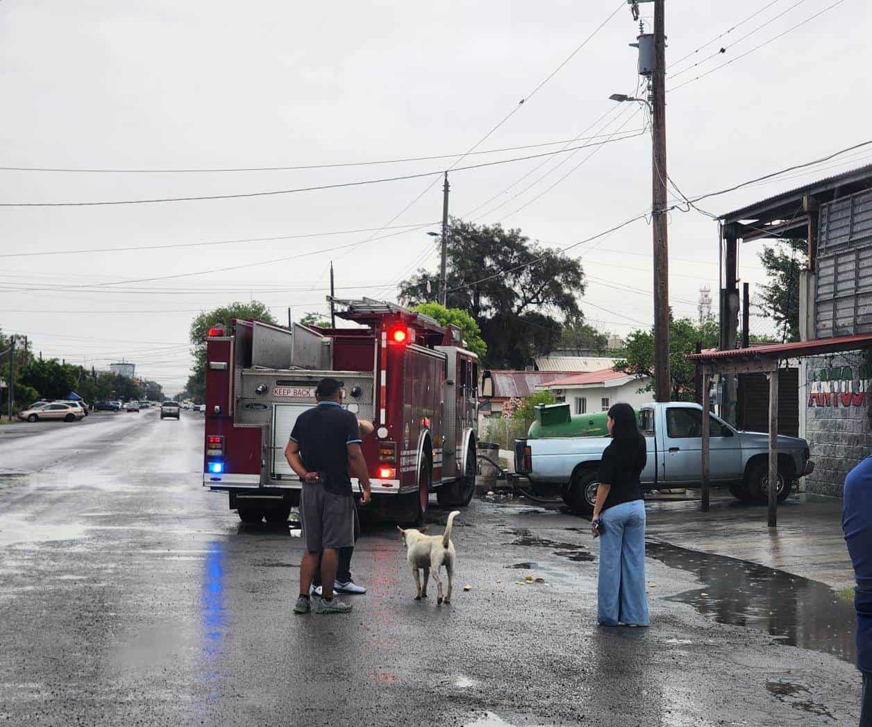 Atienden bomberos conato de incendio en cocina de restaurante