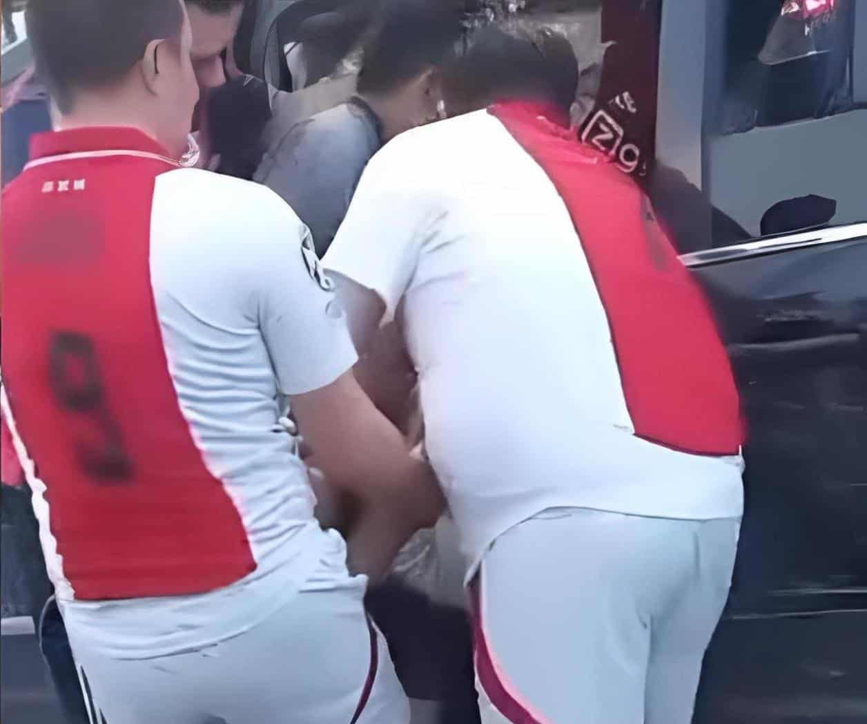 Muere tras desvanecerse jugando fútbol