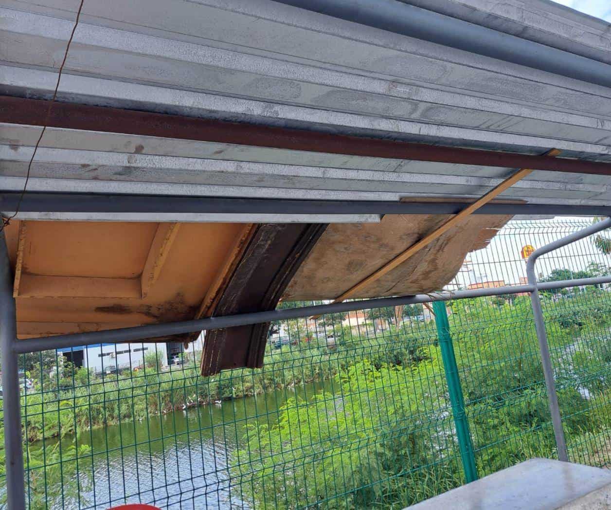 Usuarios de transporte público llaman a la reparación de toldos