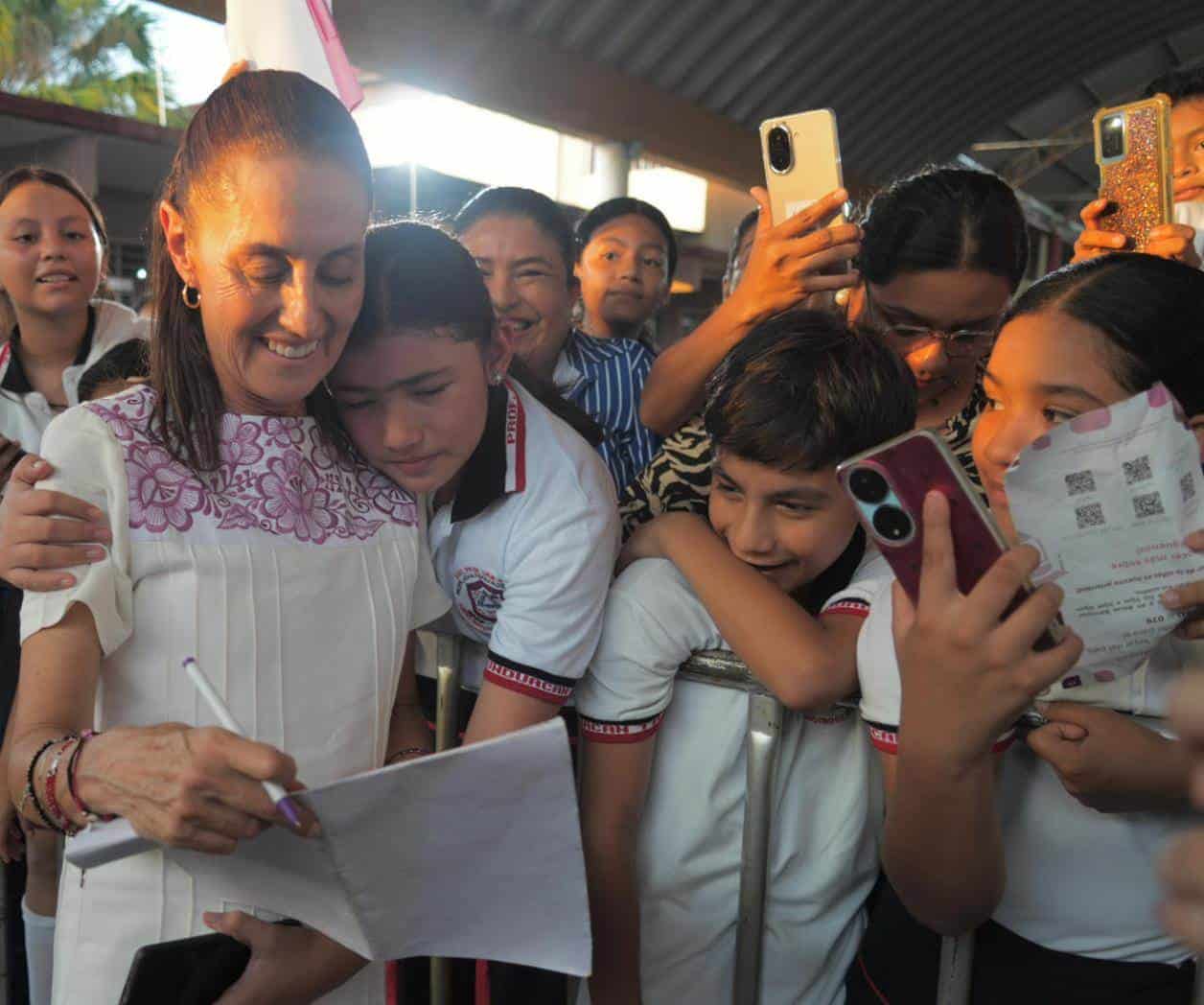 Garantiza apoyo educativo  de básica a la universidad