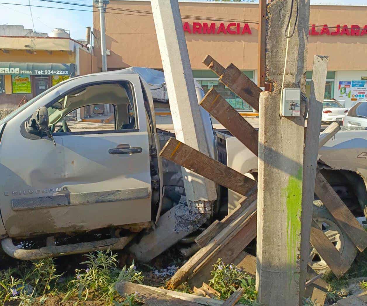  Ebrio destroza poste de CFE y vulcanizadora en Río Bravo