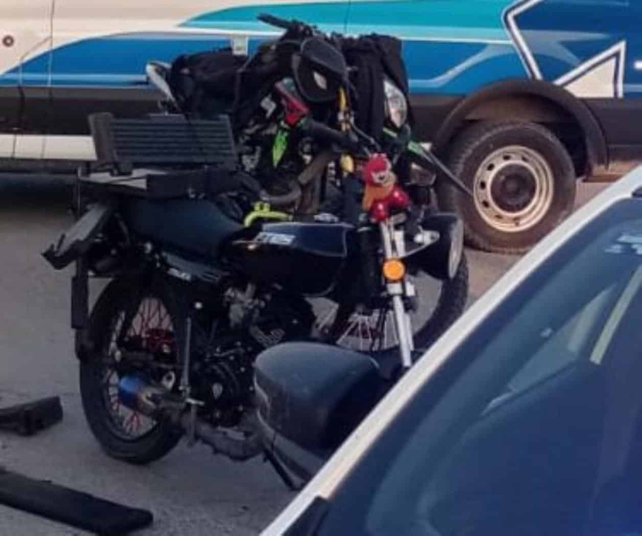 Impacta motociclista contra una camioneta