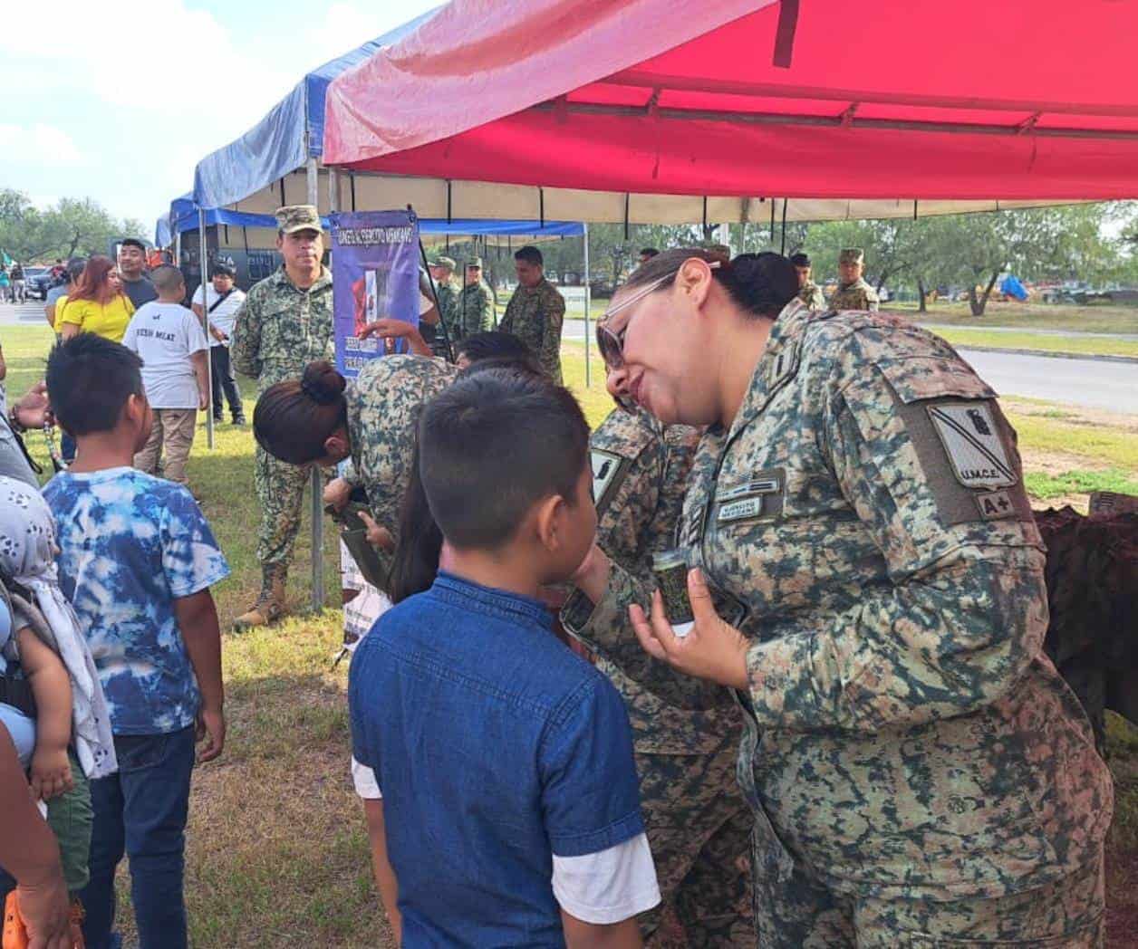 Disfrutan familias de Reynosa Paseo Dominical militar