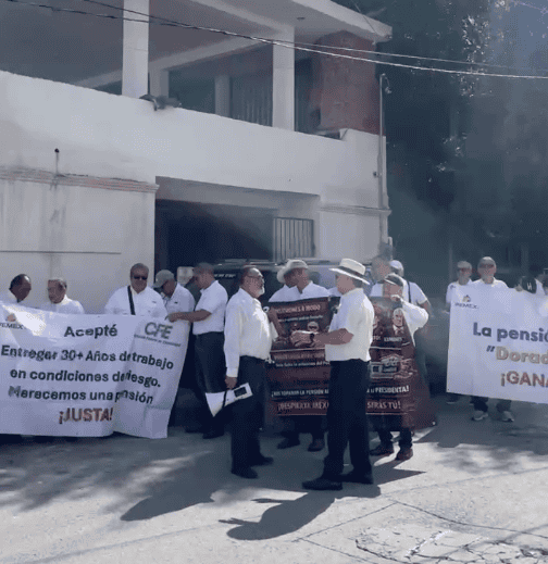 Protestan jubilados de Pemex y CFE Frente a las instalaciones del Poder Judicial de la Federación