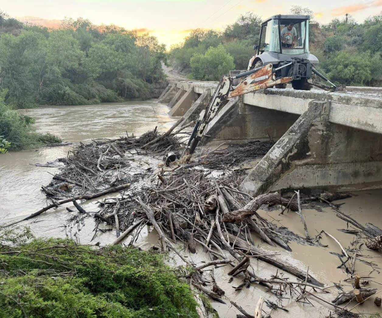 Realizan limpieza en puente Comas Altas-Agujitas en Villa de Méndez