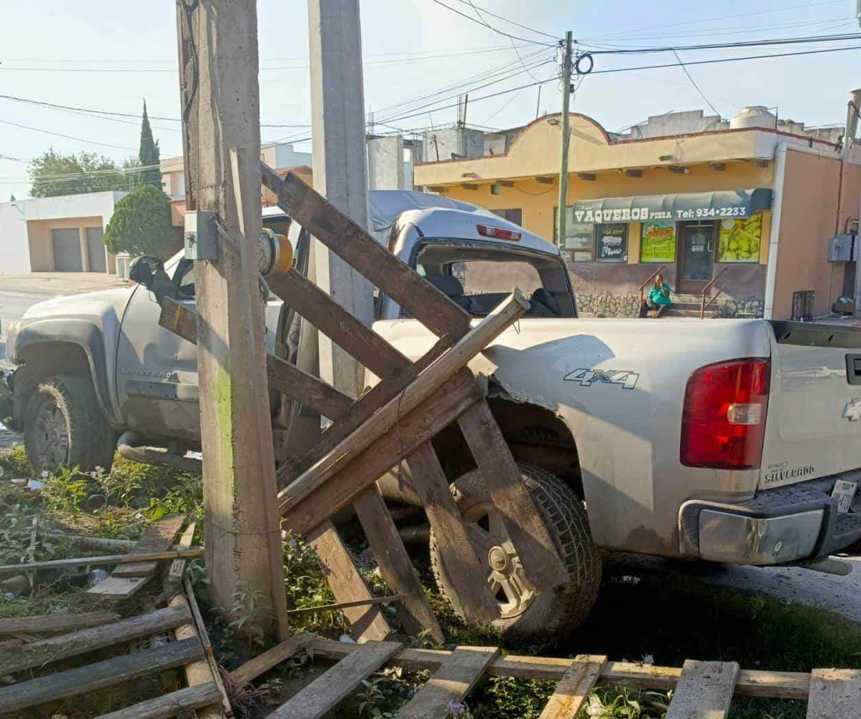 Choca contra poste y una vulcanizadora