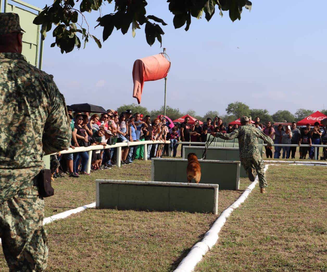 Abren campo militar a miles de familias