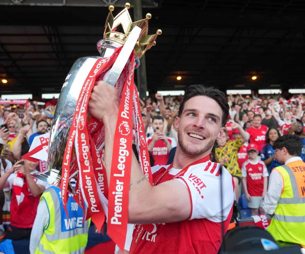 Jugadores del Arsenal levantan el trofeo de la Liga Premier inglesa