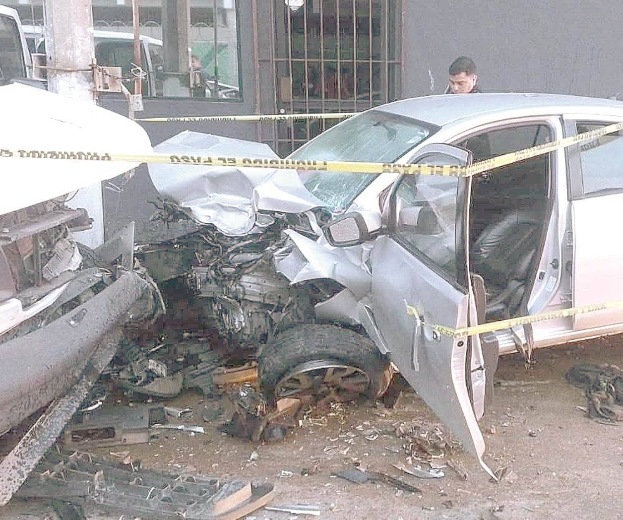 Chocan con camioneta estacionada; tres lesionados Chocan con camioneta estacionada; tres lesionados