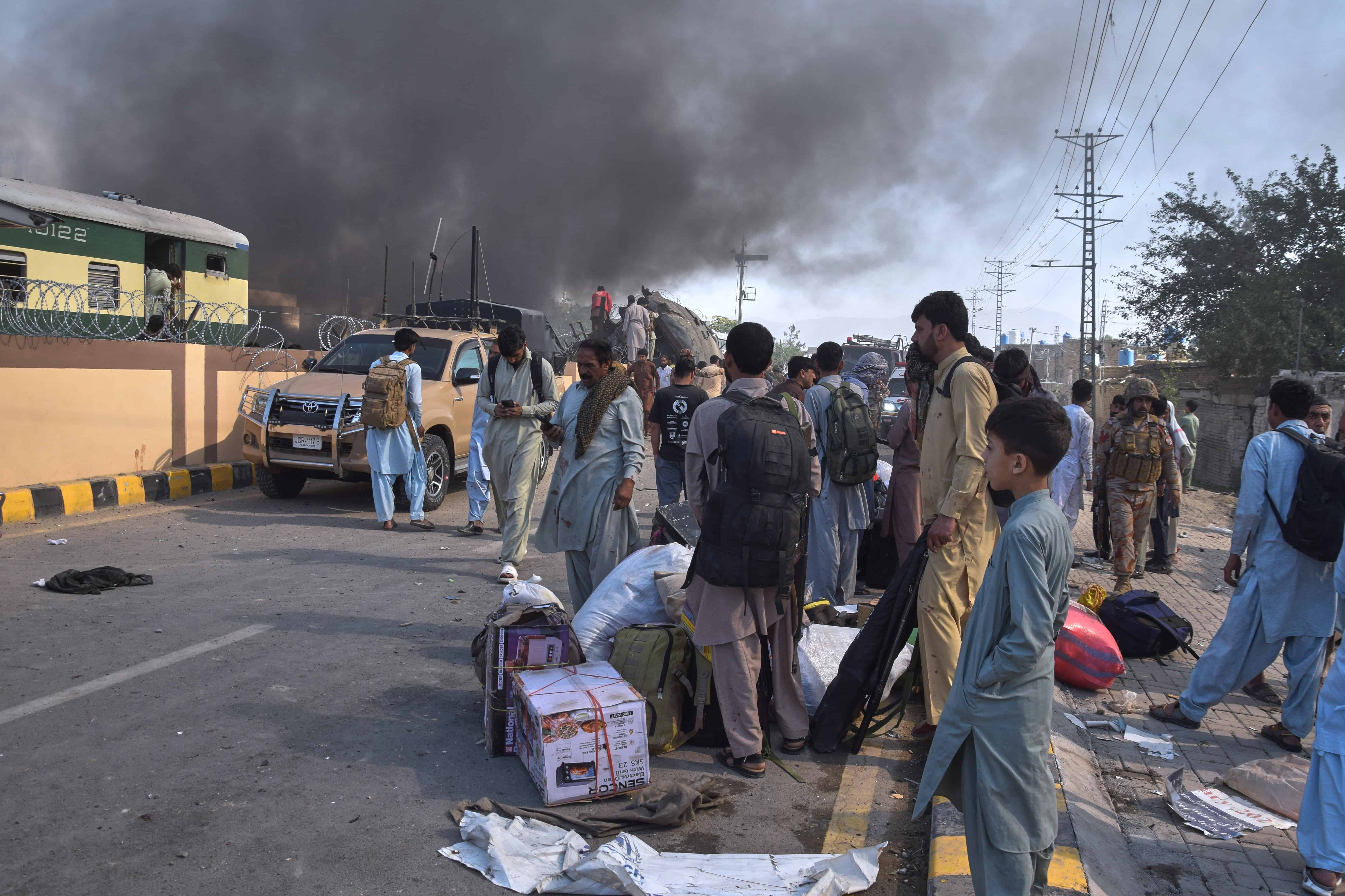 Atentado en tren deja 23 muertos en Pakistán