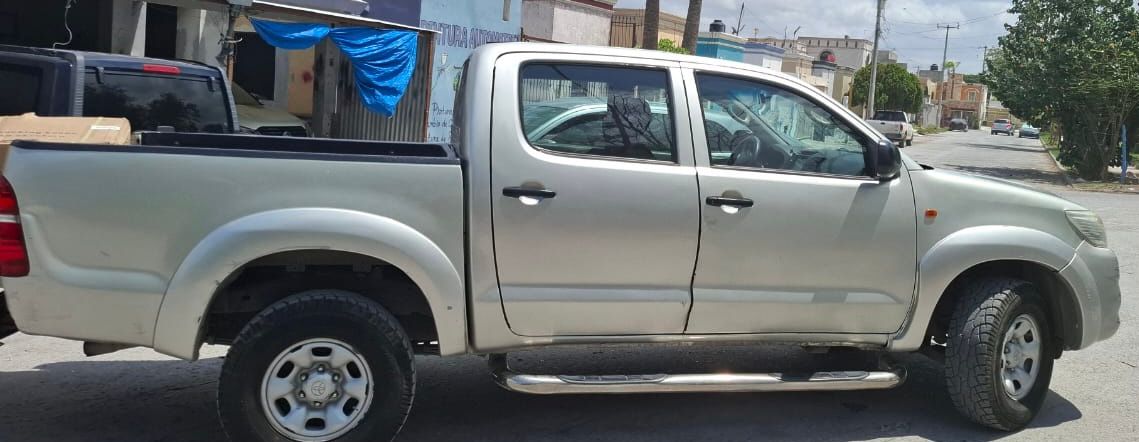 HILUX  14 