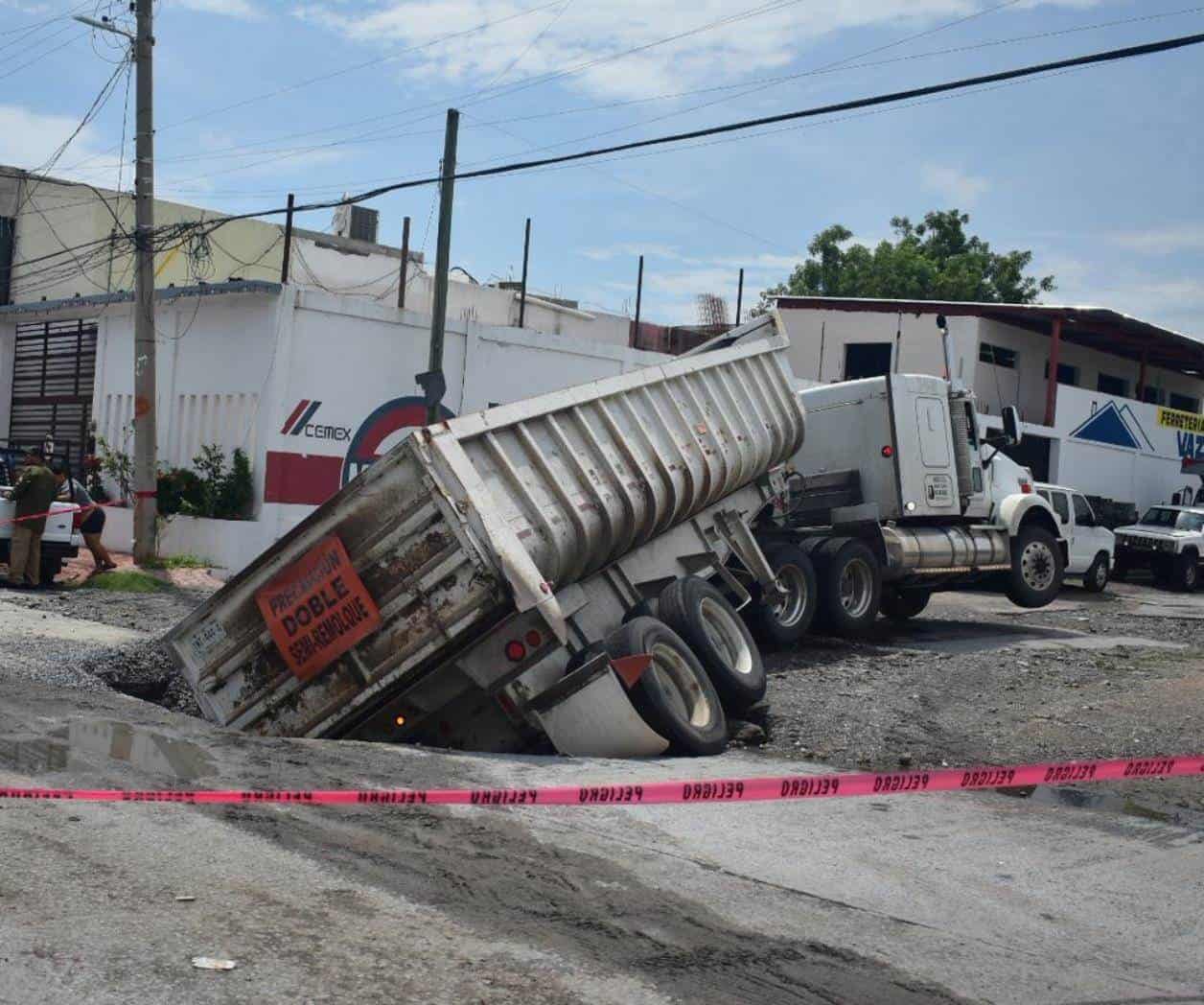 Camión con grava casi vuelca en zanja en Reynosa