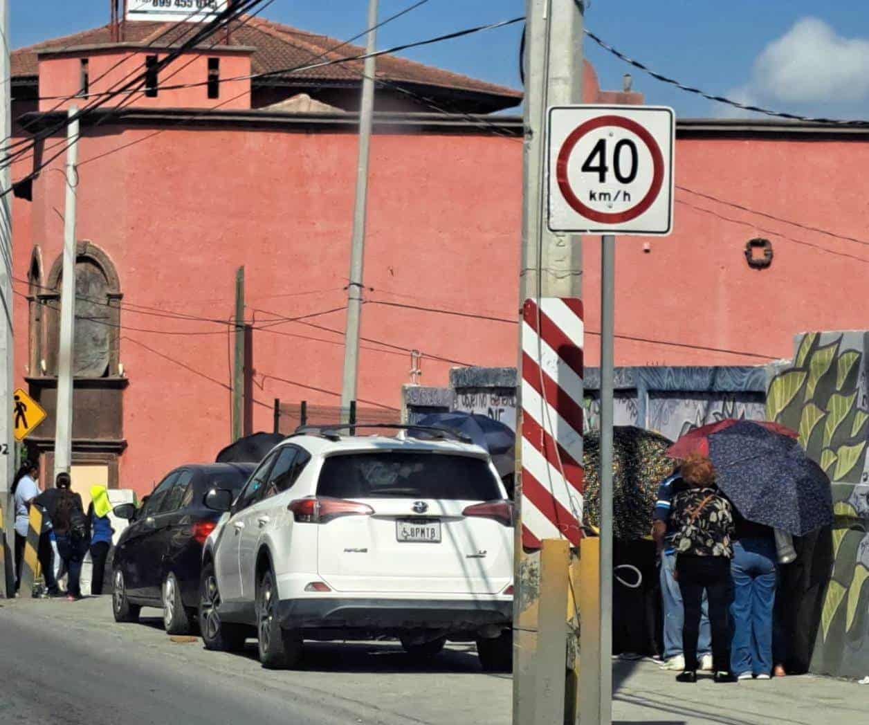Automovilistas generan caos al estacionarse  en banquetas