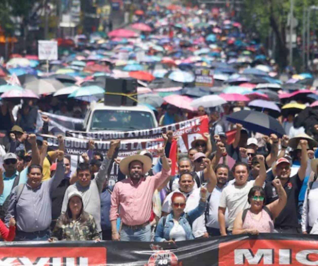 Chocan maestros de  la CNTE con la policía rumbo al Zócalo