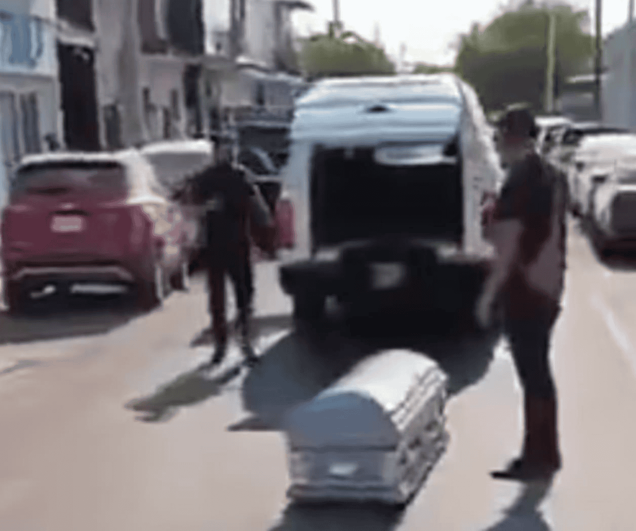 Ataúd cae de carroza fúnebre en Tecomán, Colima
