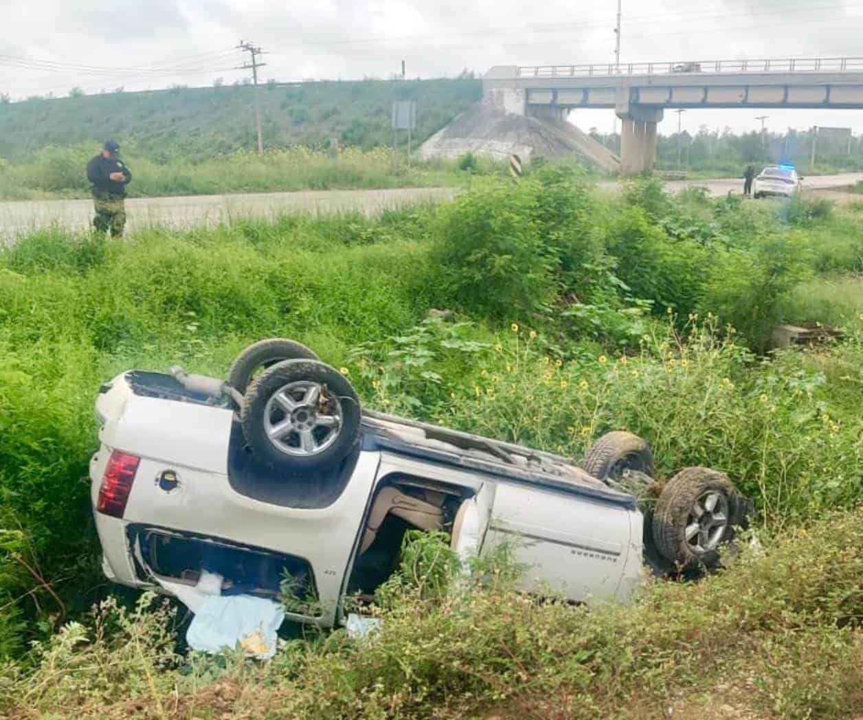 Vuelca carroza con cadáver en San Fernando