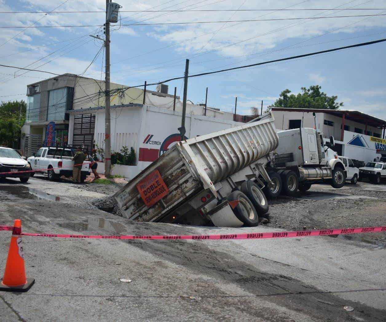 Camión atrapado por zanja abandonada