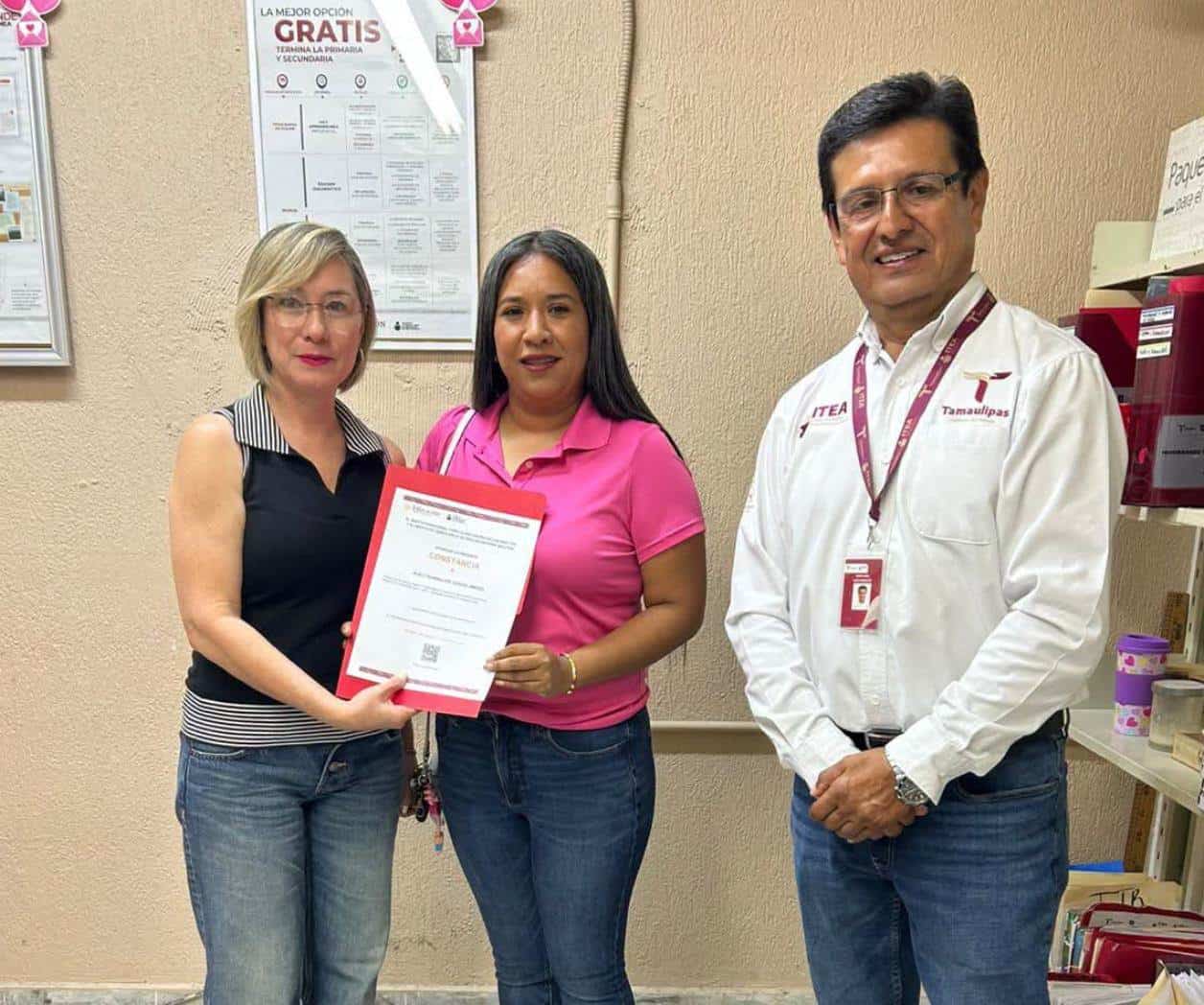 Entregan constancias a maestras en el ITEA