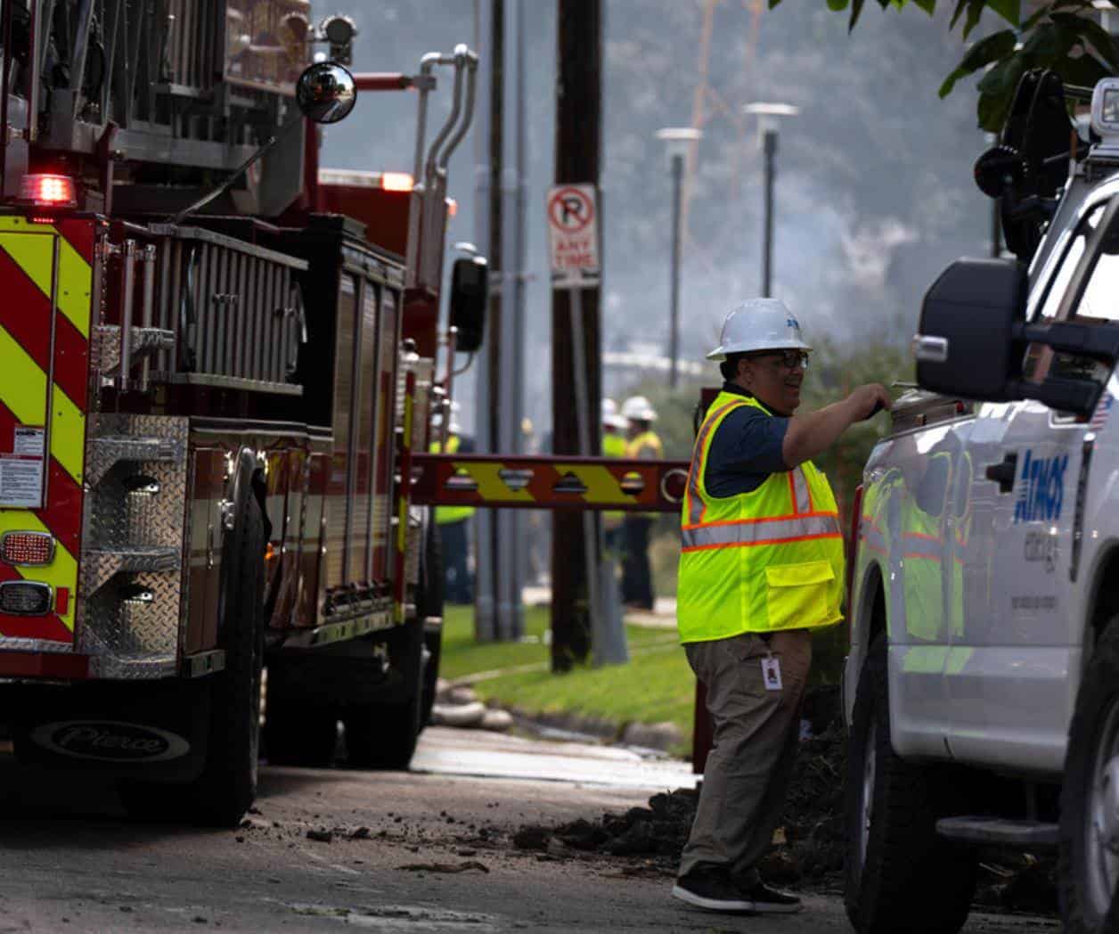 Socorristas buscan a desaparecidos tras incendio en edificio de apartamentos de Dallas