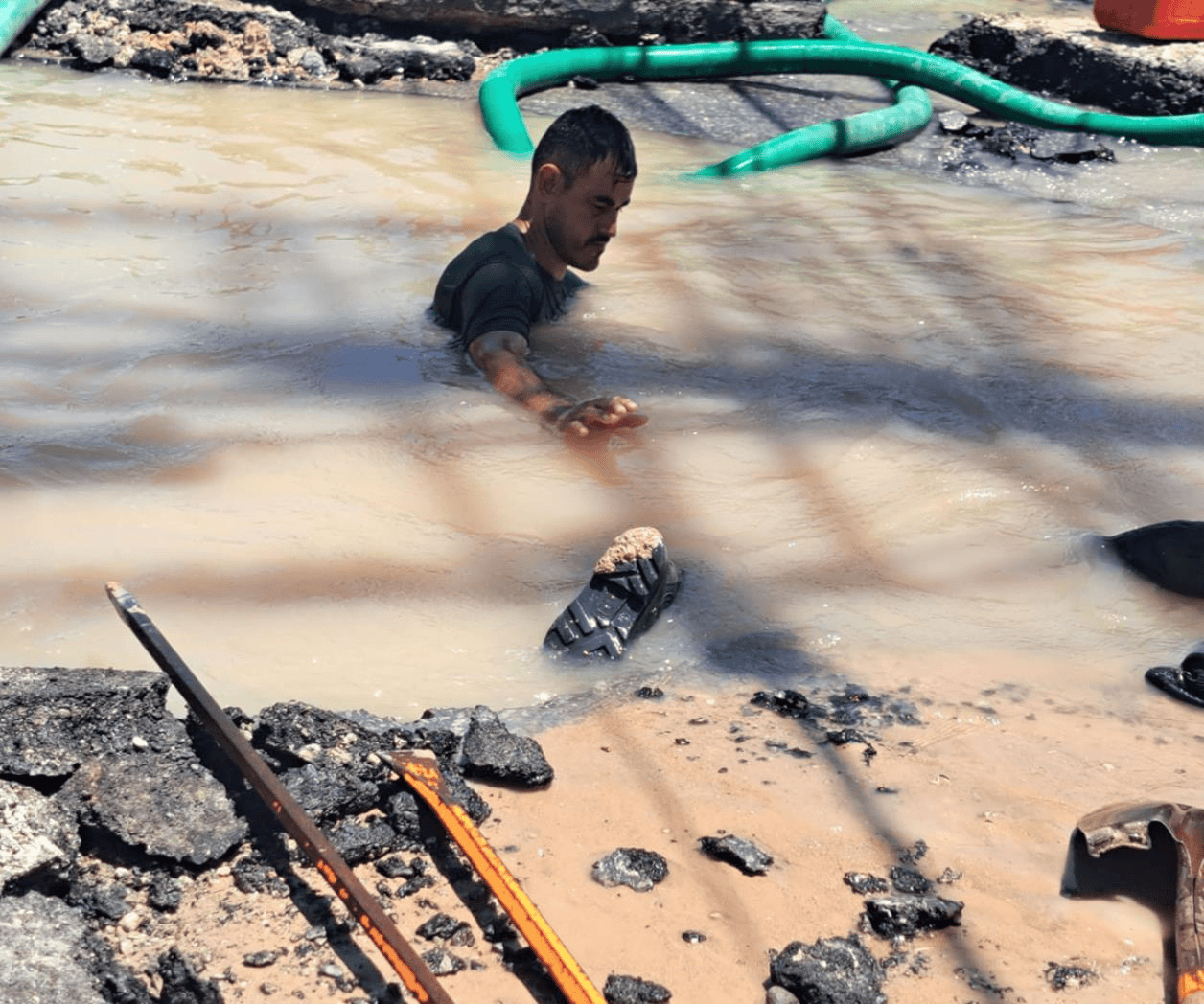 Sin equipo obreros de Comapa reparan peligrosa zanja