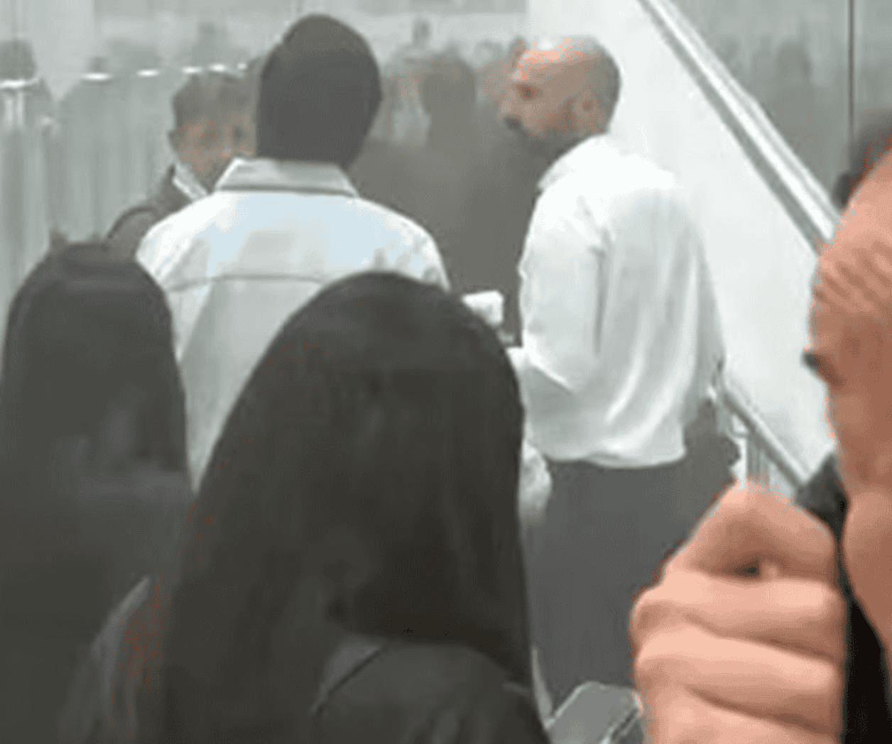 Por humo en salas de abordar del AICM activan protocolos