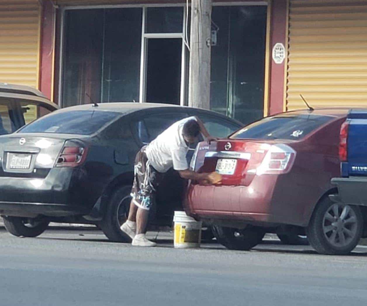 Aprovechan ‘lavacarros’ el buen clima en V. Hermoso