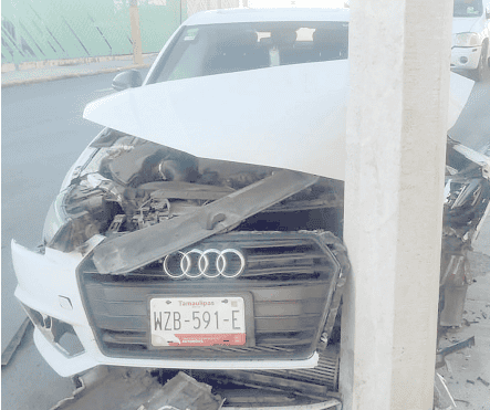 Impactan Audi contra un poste