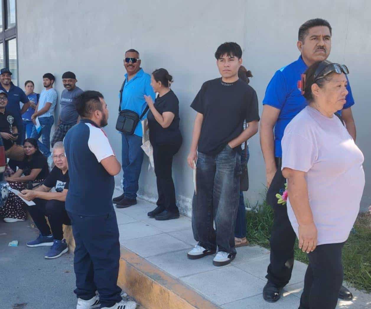 Oleada de contribuyentes abarrotan la Oficina Fiscal
