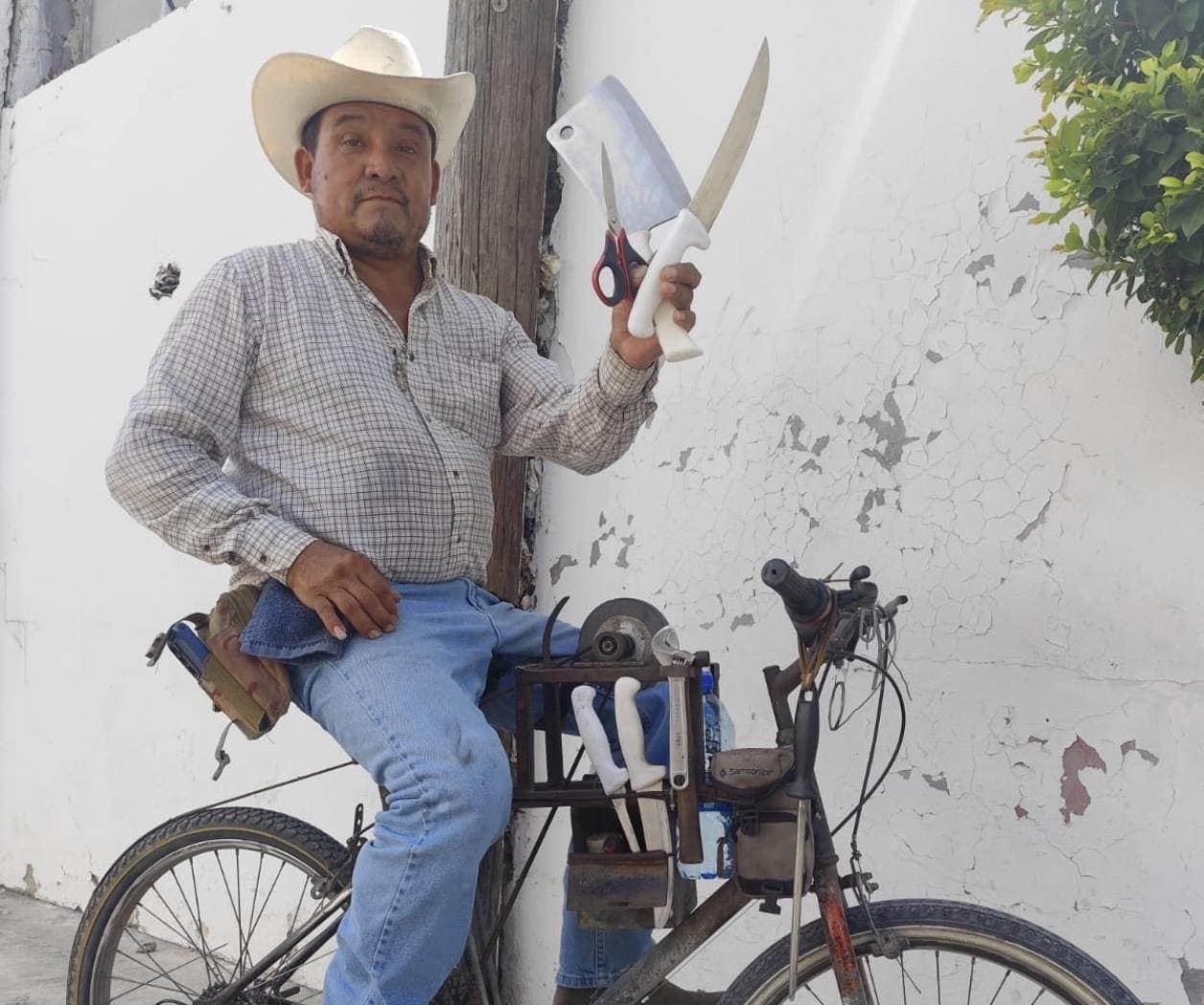 Pedalea hasta 100 k para mantener vivo un oficio