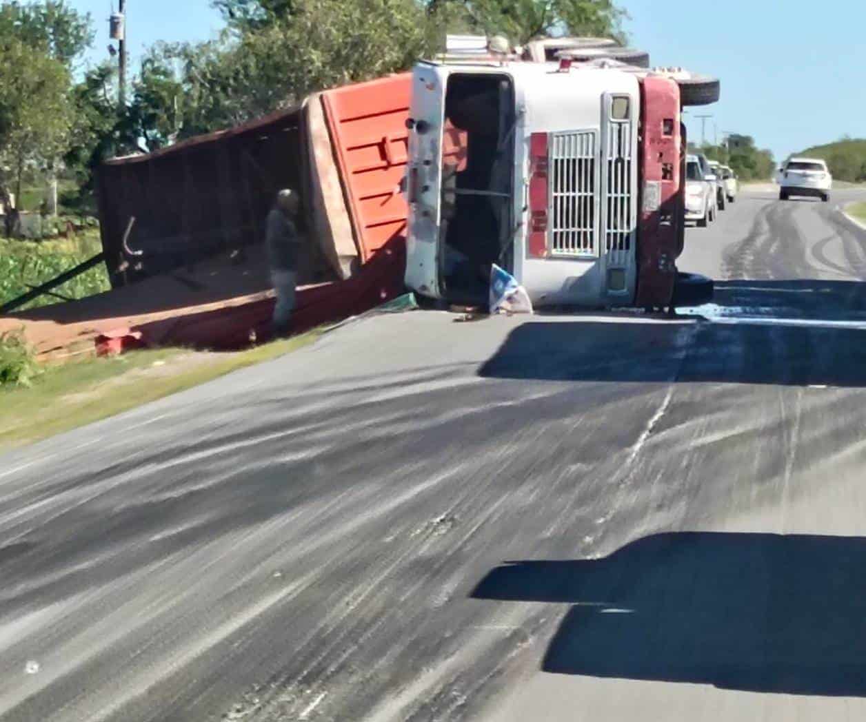 Vuelca tráiler cargado de sorgo