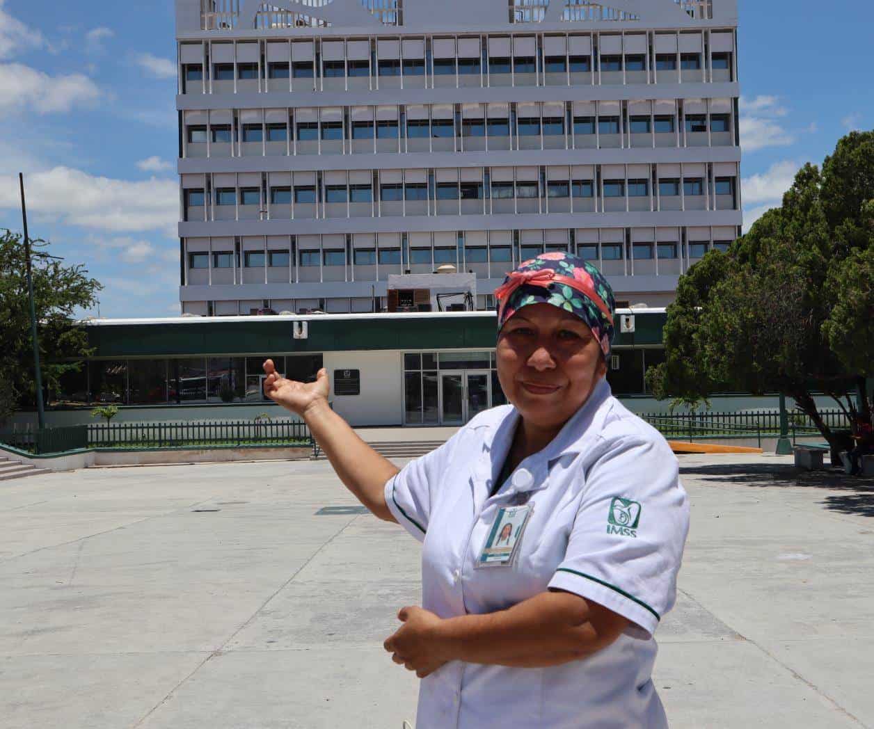 La trabajadora que alimenta y anima a pacientes del IMSS