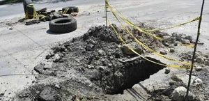 Caos en la Rodríguez: fugas de aguas negras y trabajos inconclusos
