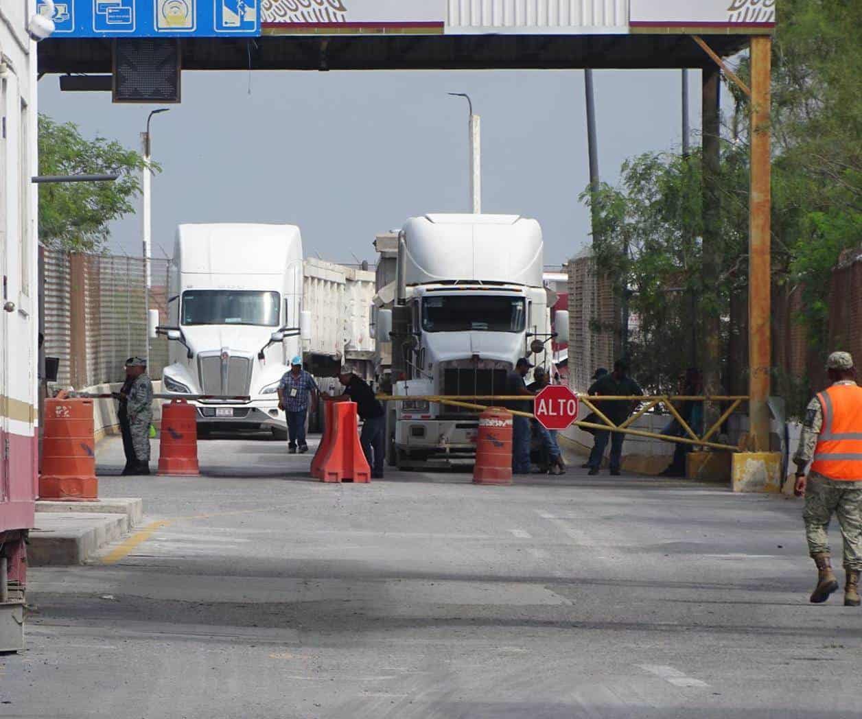 Bloquean puente Las Flores por veda a camiones vacíos