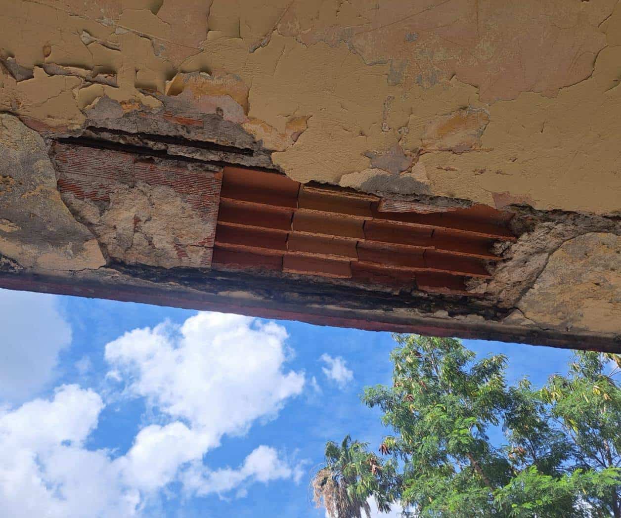 Falta mantenimiento; estudiantes en peligro