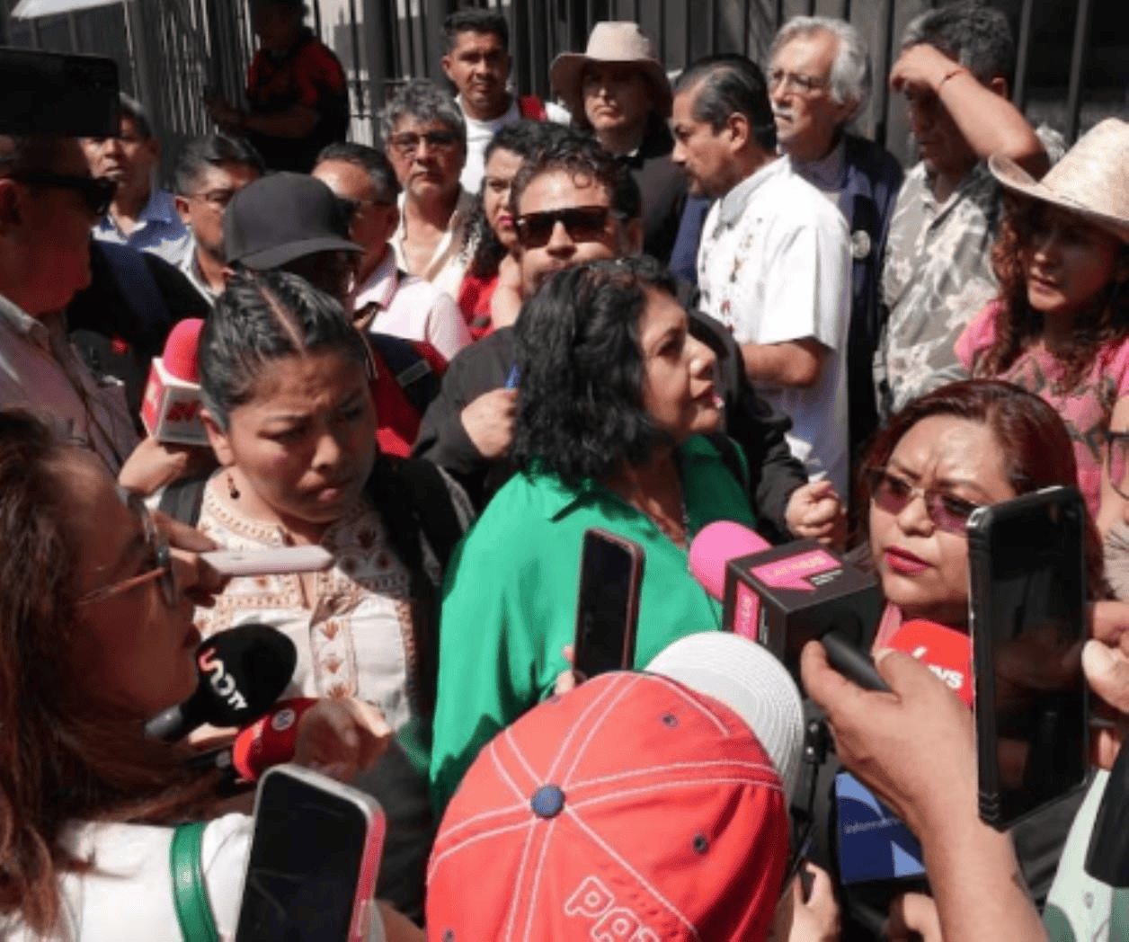 CNTE sale de Segob sin acuerdos; maestros retiran bloqueos