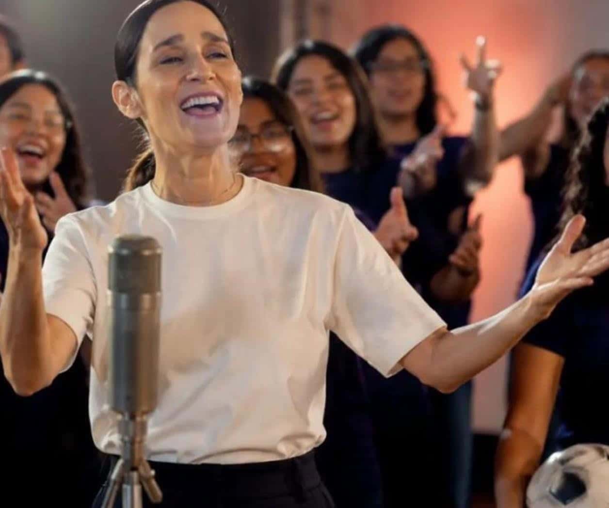 Defiende su canción para el Mundial