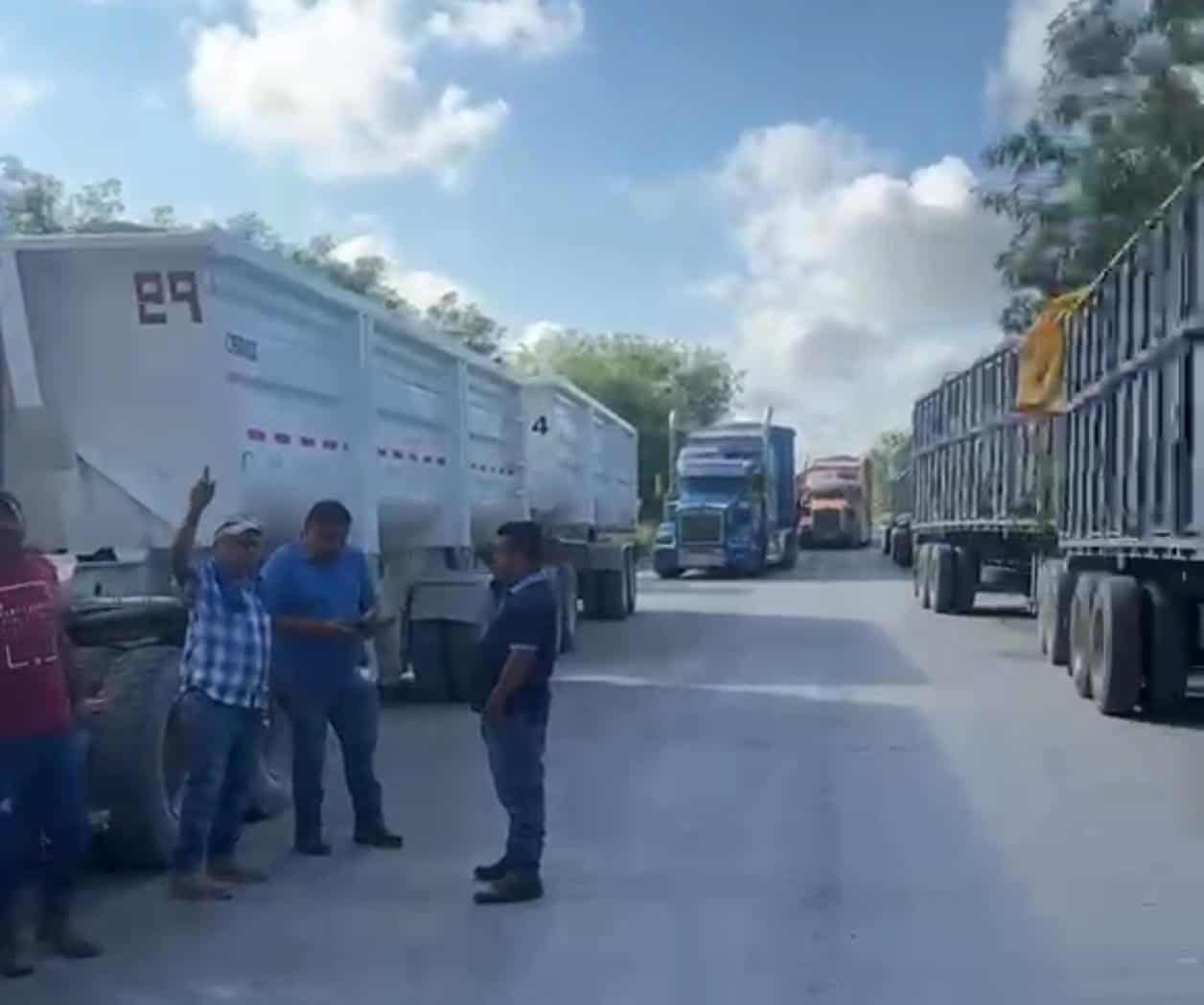 Sigue bloqueo en puente Las Flores por veda a camiones
