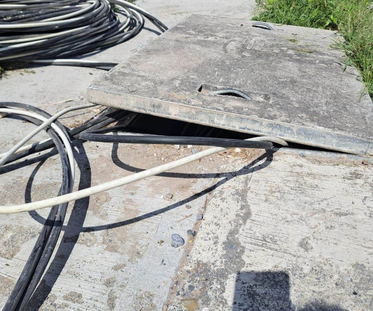Alertan por cables de CFE en banquetas en Reynosa