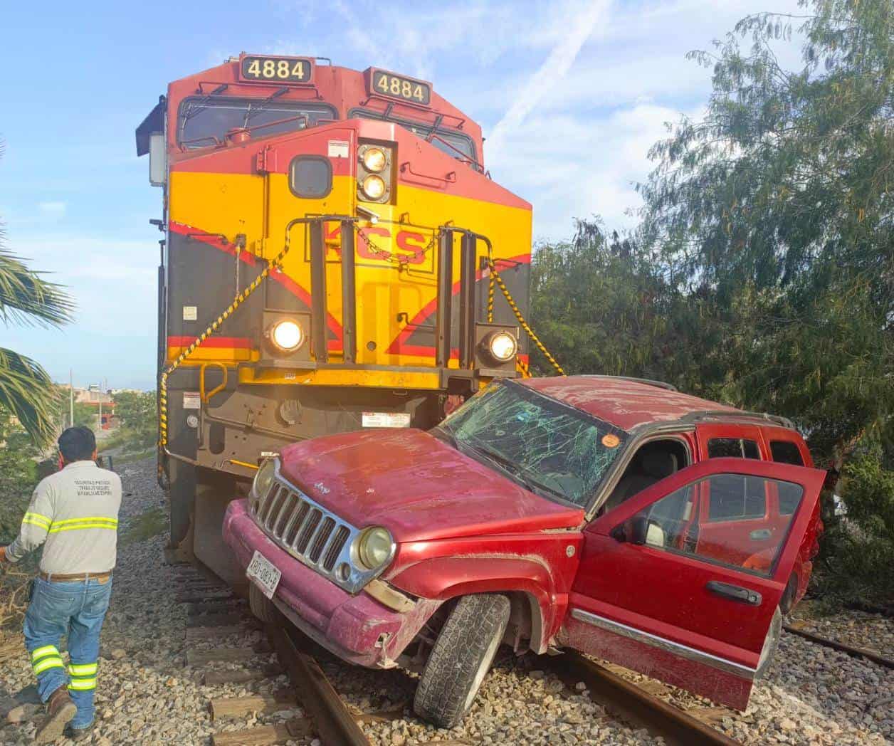  Tren embiste y arrastra a conductora en Río Bravo   