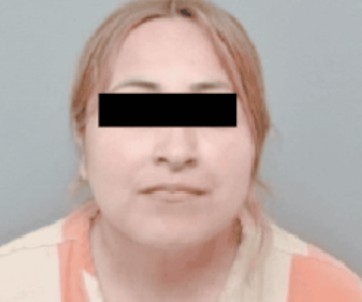 Arrestan a mujer por robo en lote de autos