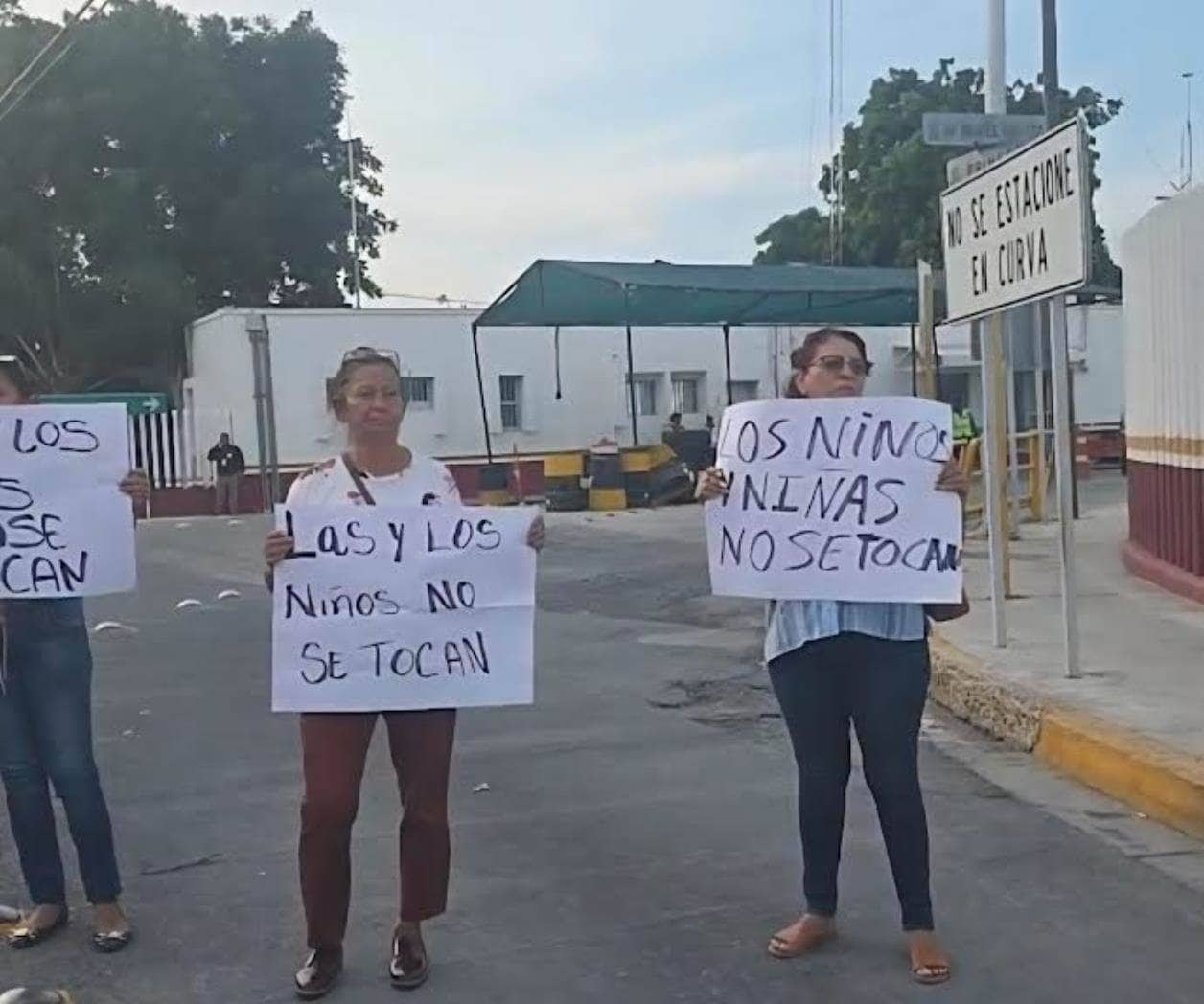 Madres toman puente fronterizo en protesta
