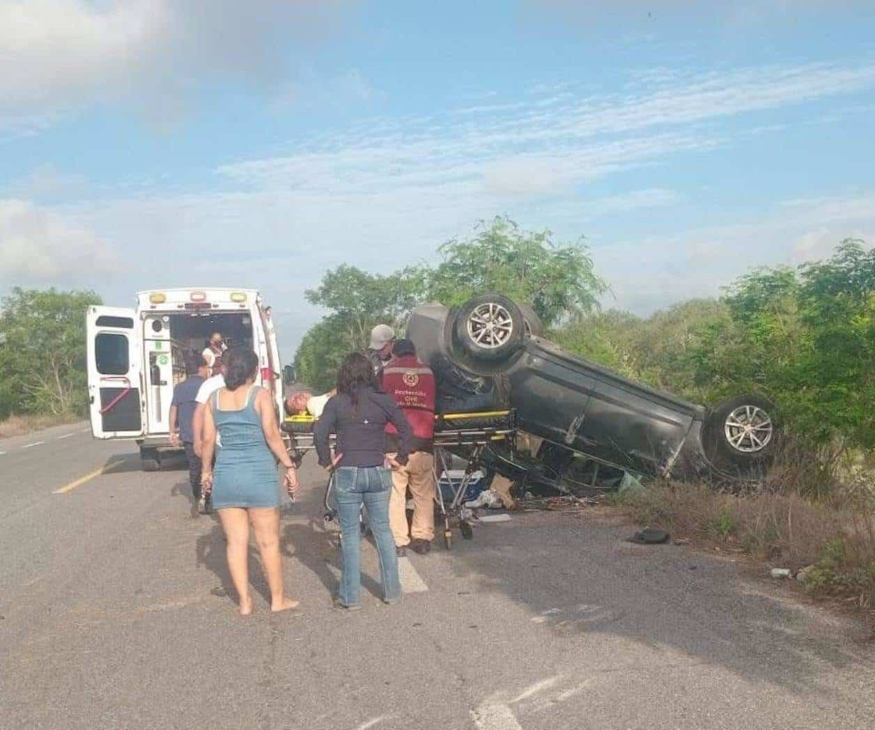 Familia de Victoria sufre volcadura en Soto la Marina