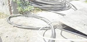 Dejan tirados cables de energía eléctrica