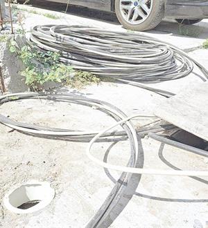 Dejan tirados cables de energía eléctrica