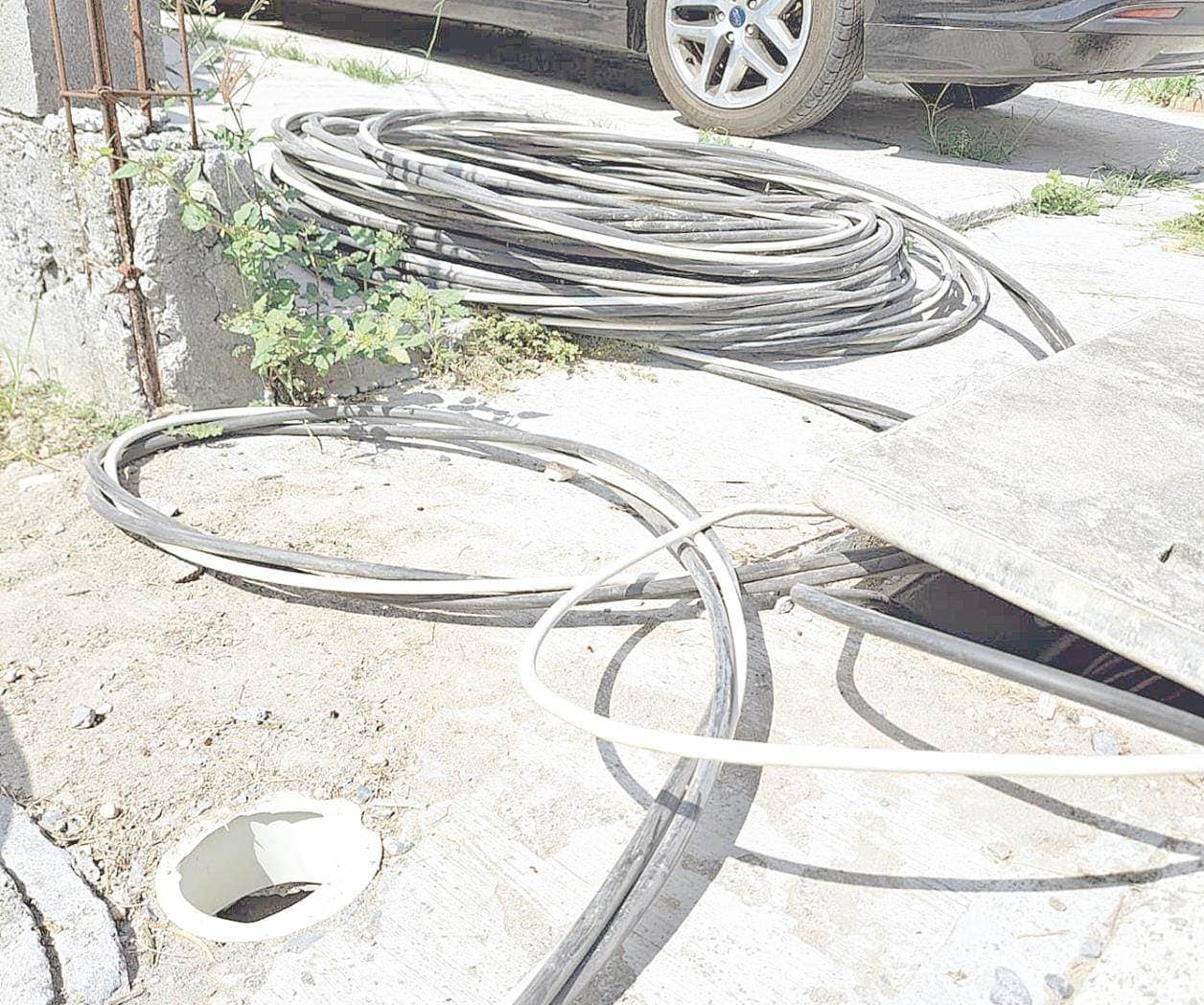 Dejan tirados cables de energía eléctrica