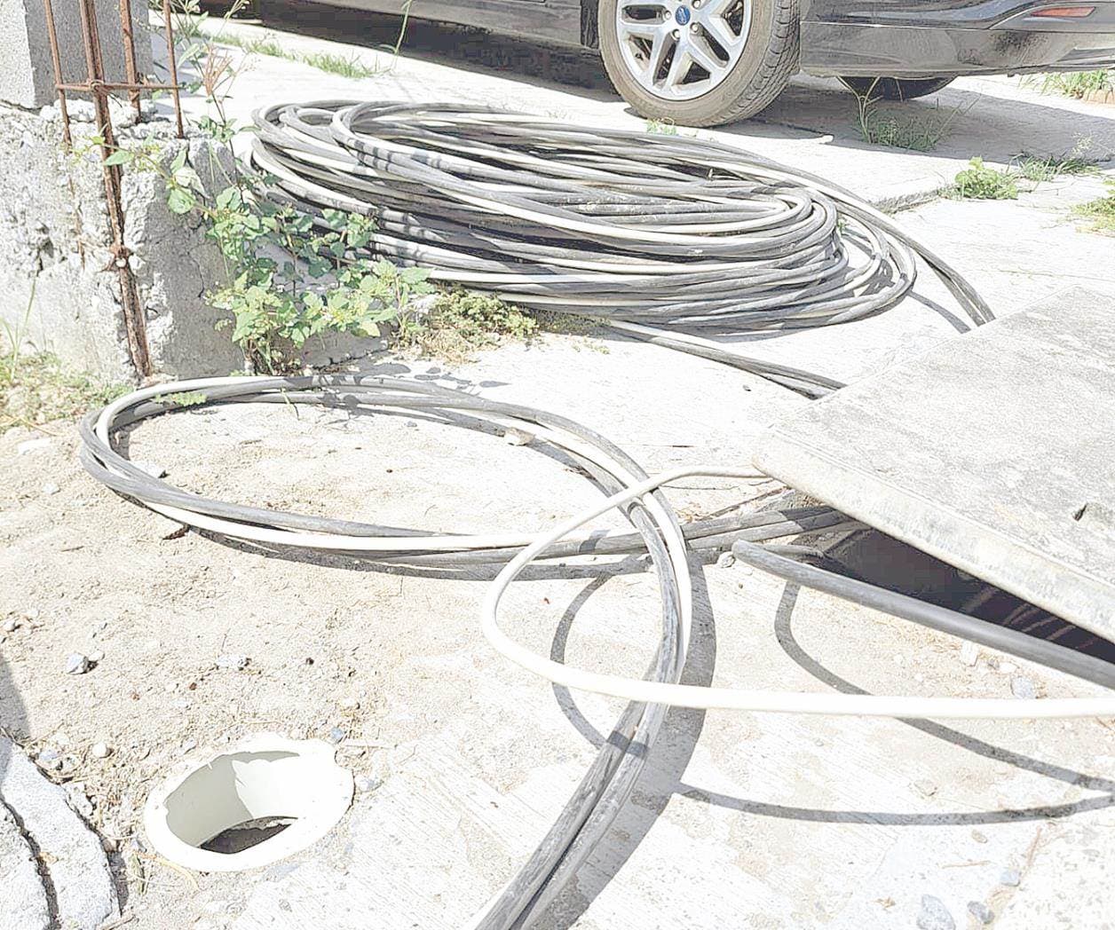 Dejan tirados cables de energía eléctrica